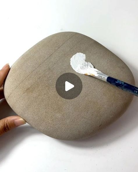 Stone Diy Crafts, Pebble Art Painting, Paint A Rock Ideas, New Rock Painting Ideas, Cute Pebble Painting, Rock Art Painting Ideas, Acrylic Painting On Stones, Art Rocks Painting, Rock Painting Patterns Free Printable