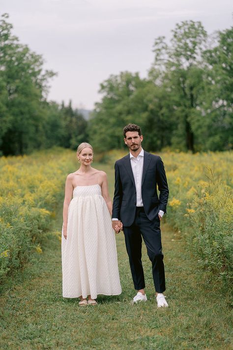 Casual Wedding Inspiration, Casual Elopement Outfit, 60s Wedding Aesthetic, Small Casual Wedding, Casual Wedding Photos, Hana Design, Farmhouse Outside, Gardenia Wedding, Casual Wedding Outfit