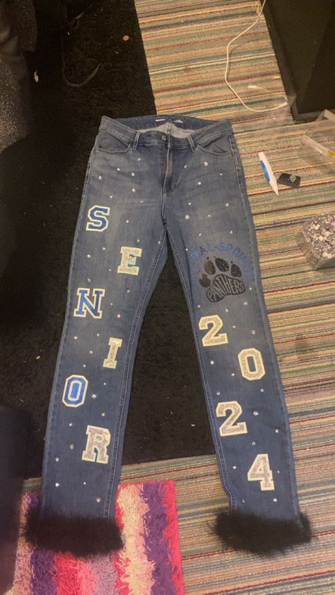 Senior Jeans Ideas High Schools, Senior Pants Ideas, Senior Diy, Senior Jeans Painted, Senior Year Checklist, Homecoming Jeans Ideas, Hoco Jeans, School Spirit Outfit, Spirit Overalls