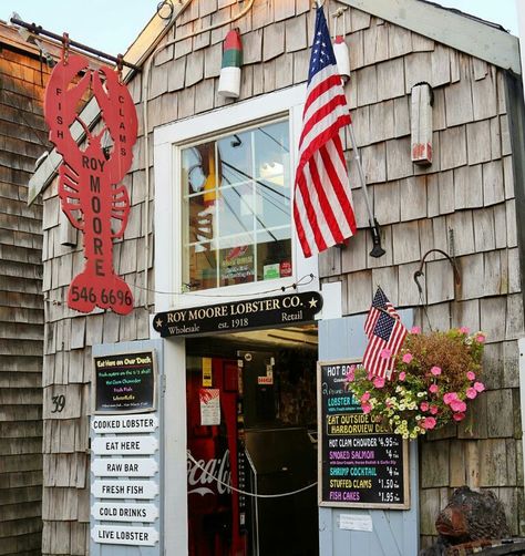 Cape Cod Aesthetic, Live Lobster, Lobster Shack, England Beaches, Massachusetts Travel, How To Cook Lobster, Raw Bars, Marthas Vineyard, Coastal Living