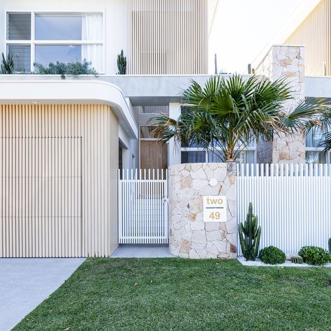 Australia Architecture, Stone Feature Wall, Front Fence, Beach House Exterior, Coastal Beach House, Brisbane Queensland, Front Yard Fence, Masonry Wall, Ocean House