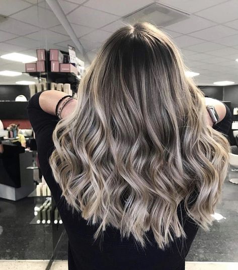 Platinum Balayage Dark Roots, Ash Blonde Hair With Highlights, Blond Cenușiu, Ash Blonde Hair Balayage, Ashy Blonde Hair, Hair Dye Videos, Baylage Hair, Sombre Hair, Blonde Hair Colors