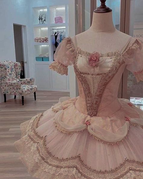 Pink Ballet Costume, Ballet Dress Aesthetic, Pink Ballet Tutu, Pink Ballet Dress, Romance Fashion, Ballet Princess, Ballet Costumes Tutus, Coquette Makeup, Gaun Abad Pertengahan