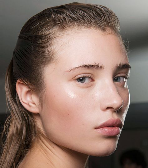 The Best No-Makeup Makeup Looks From Paris Fashion Week via @ByrdieBeautyUK No Make Up Make Up Look, No Makeup Look, Makeup Cantik, Makeup 2017, No Makeup Makeup, Makeup Hacks Beauty Secrets, Beauty Regime, Glow Skin, No Makeup