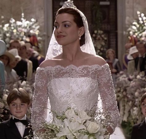 Mia Thermopolis, Modern Bridal Bouquets, Modern Bridal Dress, Queen Wedding Dress, 2nd Wedding Dresses, Wedding Color Pallet, Princess Diaries, Dream Wedding Ideas Dresses, Modern Bridal