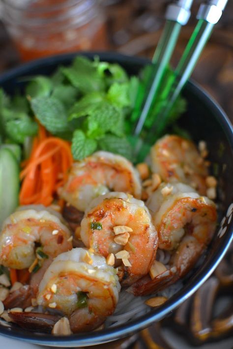 Vietnamese Bun Recipe, Lemongrass Shrimp, Vietnamese Noodle Salad, Easy Vietnamese Recipes, Vietnamese Grilled Pork, Vermicelli Recipes, Shrimp Noodles, Vietnamese Noodles, Vermicelli Noodles