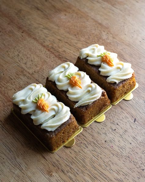 Are you a carrot cake fan? These were so cute and the perfect little baby shower treat! 🥕 . . . #recipes #carrotcake #babyshowertreats #cakefan #homebaker Tiny Carrot Cake, Carrot Cake Presentation, Mini Carrot Loaf Cakes, Mini Carrot Cakes, Carrot Cake Dessert, Carrot And Walnut Cake, Mini Loaf Cakes, Carrot Cake Loaf, Mini Carrot Cake