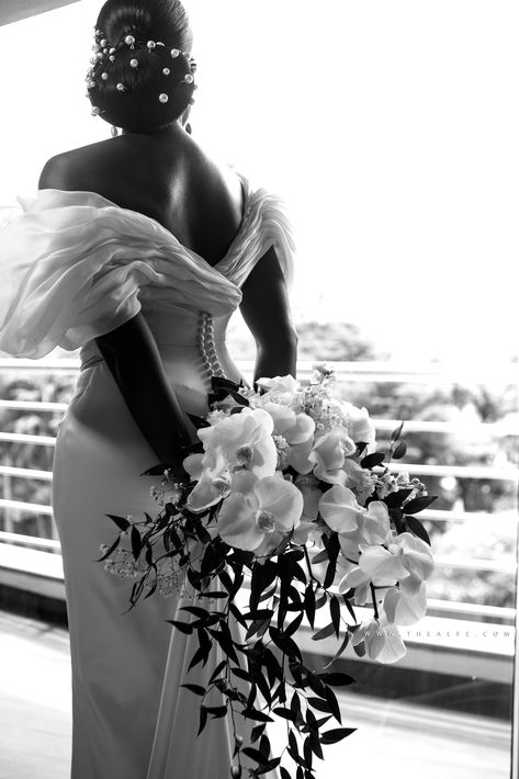 Weddings - The Alfe - Photography Bridal Model Poses, Black Bride Photoshoot, Weddings Black People, Black Bride Dress Aesthetic, Black Bride Aesthetic, Black Women Brides, Aesthetic Bridal Shoot, Black Woman Bride, Black Bride Photography