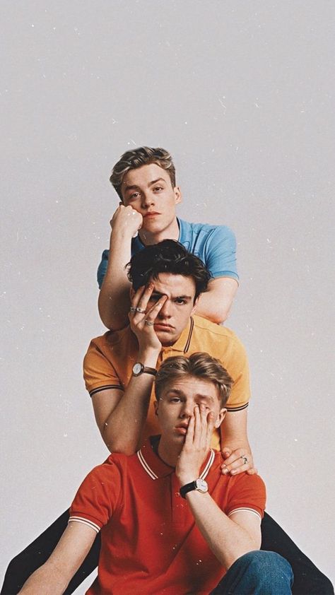 Group Photo Poses, Group Picture Poses, Band Photoshoot, Summer Long Sleeve, Group Photography Poses, New Hope Club, Band Photography, Studio Poses, Shotting Photo