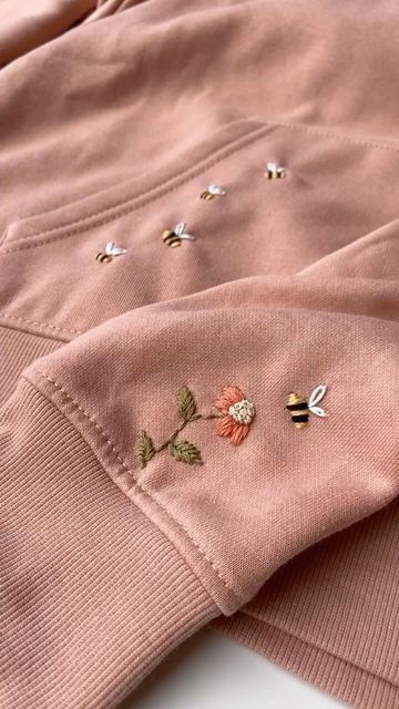 Hand Embroidered Sweatshirt Ideas, Crewneck Embroidery Ideas, Diy Sweater Embroidery, Embroidery On Clothes Ideas, Sleeve Embroidery Designs, Sweatshirt Embroidery Diy, Embroidered Clothes Diy, Sweater Embroidery Ideas, Hoodie Embroidery Ideas