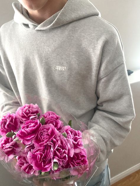 #flowers #boyfriend #boypinterest #boyfriendgifts #flowerpower #girlfriendgifts #couple #couplegifts #bfgifts #bfinspo Boyfriend Flowers, Boy With Flowers, Flowers For Girlfriend, Flower Anniversary, Teen Boyfriend, Bf Gifts, Anniversary Flowers, Gift Inspo, Flowers Aesthetic