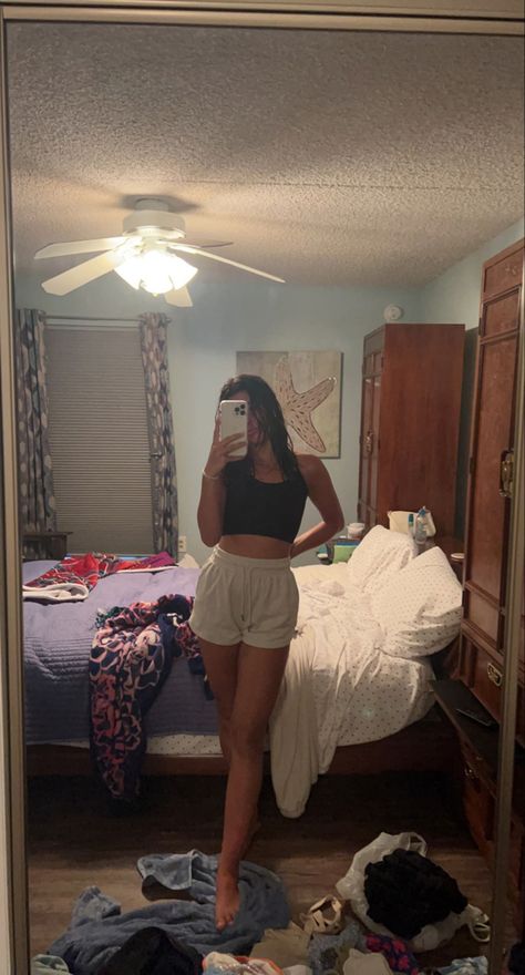 Sweat Shorts Outfit School, Tan Sweat Shorts Outfit, Beige Sweat Shorts Outfit, Black Gym Shorts Outfit, Black Flowy Shorts Outfit, Grey Sweat Shorts Outfit Aesthetic, Outfits With Sweat Shorts, How To Style Sweat Shorts, Black Running Shorts Outfit