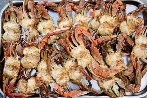 Barbecued Blue Crabs Grilled Blue Crab, Blue Crab Boil, Blue Crab Recipe, Blue Crab Recipes, Smoked Seafood, Grilled Crab, Supper Meals, Bbq Smoker Recipes, Crab Recipe