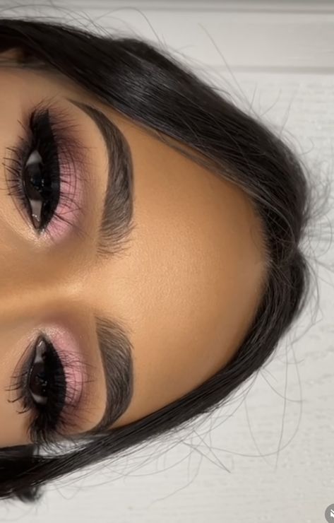 Pink Eyeshadow Soft Glam, Eyeshadow Looks Pink And Brown, Pink Makeup Looks With Eyeliner, Light Pink Eyeshadow Looks With Glitter, Eyeshadow For Pink Outfit, Soft Makeup Look Pink, Pink And Brown Smokey Eye, Pink Tone Makeup Looks, Pink Glam Eyeshadow Looks