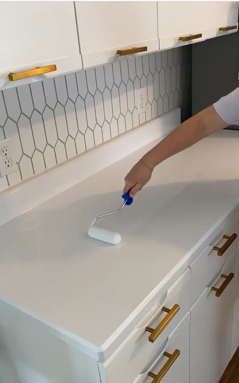 epoxy painted countertops 5 Cheap Easy Countertop Redo, Epoxy Resin Countertops Kitchen Counters, Best Epoxy For Countertops, Linoleum Countertops Redo, Painting Quartz Countertops, Easy Diy Kitchen Countertop Makeover, Painted Kitchen Worktops, Counter Top Painting Diy, Painting Stone Countertops