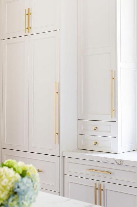 White cabinets adorned with long brass pulls and brass knobs paired with Silestone quartz countertops. White Shaker Cabinets, Classic Kitchen, White Kitchen Design, Kitchen Cabinet Hardware, Shaker Cabinets, Gold Kitchen, Kitchen Hardware, Cabinet Pulls, White Kitchen Cabinets