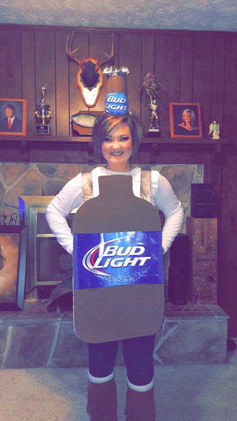 DIY beer bottle costume made from poster board, a cup, a case of beer, paint, duck tape & a hot glue gun. Beer Costume Diy, Beer Halloween Costumes, Squints And Wendy, Bottle Costume, Lilo Costume, Beer Bottle Diy, Beer Costume, Diy Beer, Diy Halloween Costumes For Women