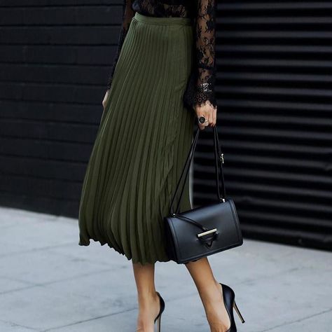 Season trending pleated skirts and army green shades in #sandiego #streetstyle Green Pleated Skirt Outfit, Pleated Midi Skirt Outfit, Green Pleated Skirt, Olive Green Skirt, Rok Outfit, Feminine Outfits, Skirt Maxi, Maxi Robes, Skirt Outfit