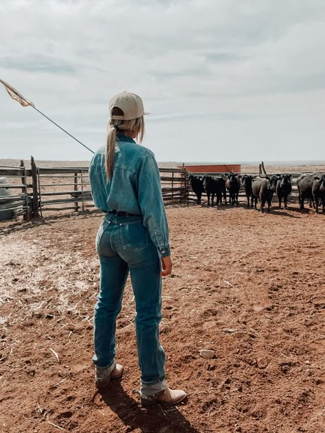 Women Country Fashion, Farm Women Outfits, Rancher Outfit Women, Womens Farm Outfit, Farm Outfits Women, Carhartt Outfit Women, Southern Girl Aesthetic Outfits, Cowgirl Fit Aesthetic, Agropeople Aestethic Outfits