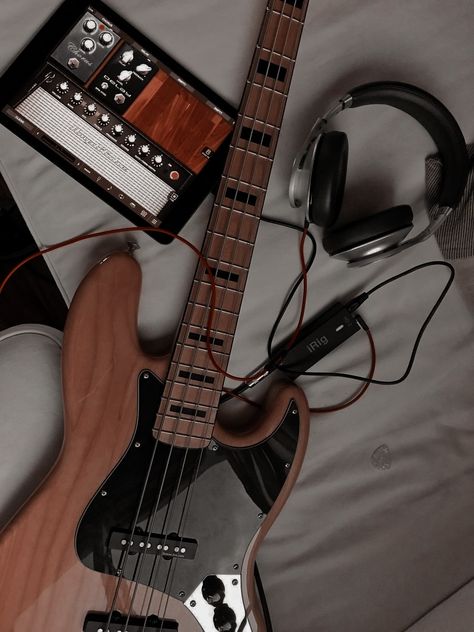 Eletric Gutair Aesthetic, Small Music Studio Ideas, Jared Garber, Bass Guitar Aesthetic, Bass Aesthetic, Gitar Vintage, Aesthetic Guitar, Guitar Aesthetic, Electric Guitar Design