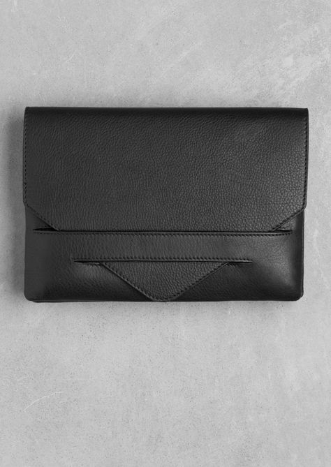 Minimalist Bags, Leather Laptop Sleeve, Diy Leather Bag, Minimalist Bag, Leather Laptop, Leather Projects, Leather Gifts, Leather Diy, Fashion Story