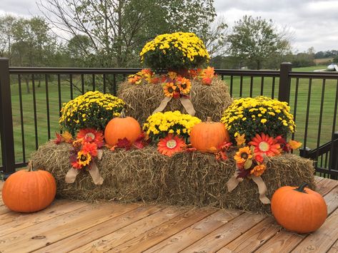 Hay Bales Fall Decor, Straw Bails Fall Decor, Fall Front Yard Decor, Fall Decor Hay Bales, Hay Bale Seating Wedding Receptions, Fall Hay Decor, Outdoor Fall Decor Hay Bales, Hay Bale Fall Decor Front Yard, Cornstalk Decor