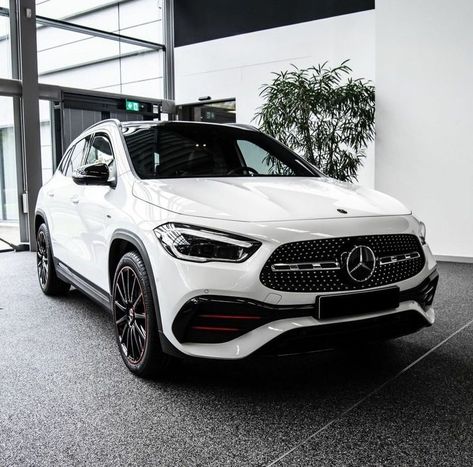 Luxury Suv Aesthetic, White Mercedes Benz Suv, White Mercedes Benz Aesthetic, Gla 250 Mercedes Benz, Suv Aesthetic, White Mercedes Benz, Mercedes Gla 250, Interior Design Car, Car Date