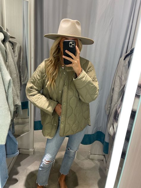 H&m Quilted Jacket, Khaki Jacket Outfit Women Street Styles, Quilted Oversized Jacket, Collarless Quilted Jacket Outfit, Autumn Jackets Women, Quilted Vest Street Style, Tan Quilted Jacket Outfit, Oversized Quilted Jacket Outfit, Quilted Green Jacket Outfit