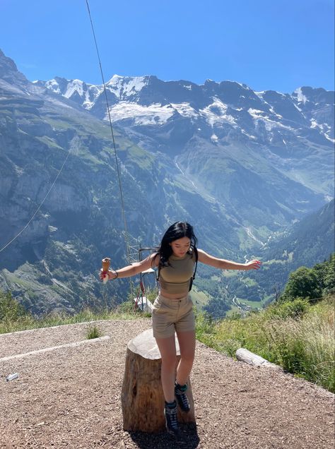 Green Hiking Shorts Outfit, Mountain Getaway Outfit Summer, Hiking Set Outfit, Shorts And Hiking Boots Outfit, Trekking Outfit Ideas, Hiking Boots Outfit Aesthetic, Hiking Outfit Switzerland, Beige Hiking Outfit, Trecking Outfits Aesthetic