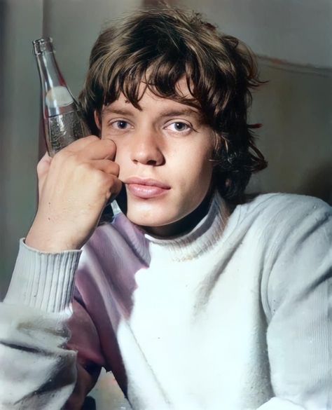 Mens 70s Hairstyles, Young Mick Jagger, Mick Jagger Style, Short Layered Curly Hair, Mick Jagger Rolling Stones, Diane Arbus, Aesthetic People, Mick Jagger, Old Soul