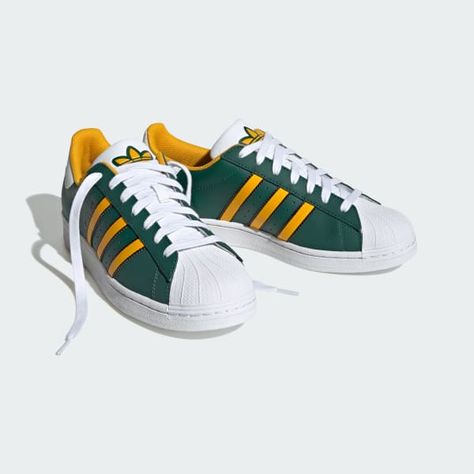 Superstar Shoes, Basketball Courts, Adidas Shoes Superstar, Superstars Shoes, Mens Lifestyle, Shoes Adidas, Green Man, Adidas Online, Retro Look