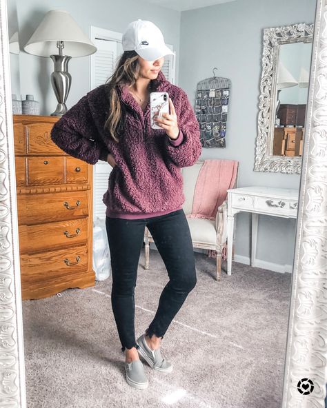 Vans Outfit Winter, Gray Vans Outfit, Casual Friday Work Outfits, Mama Fashion, Gray Vans, Vans Outfit, Nike Hat, Comfy Outfit, Mama Style