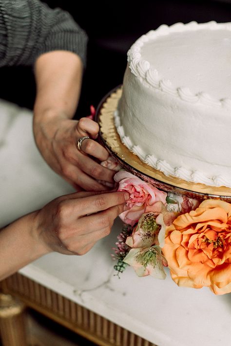 Chic Grocery Store Cake Hack https://ruffledblog.com/Chic-Grocery-Store-Cake-Hack photo Clarence Chan Costco Wedding Cakes, Grocery Store Cake, Diy Wedding Desserts, Walmart Cakes, Costco Cake, Homemade Wedding Cake, Wedding Cake Vanilla, Diy Wedding Table, Cake Hacks