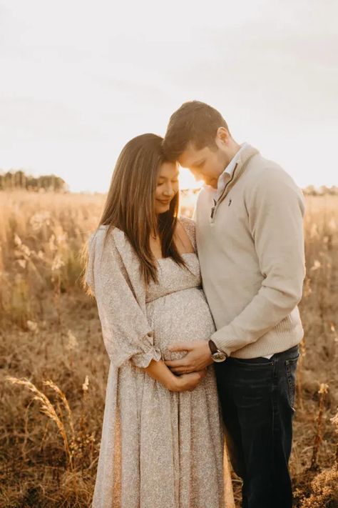 Simple Cute Maternity Pictures, Maternity Photo Outdoor, Maternity Session Outdoor, Maternity Photo Shoot Casual, Couple Maternity Poses Ideas, Spring Outdoor Maternity Photos, Family Maternity Pictures Poses, Maternity Pictures With Iphone, Maternity Photography Outfit Ideas