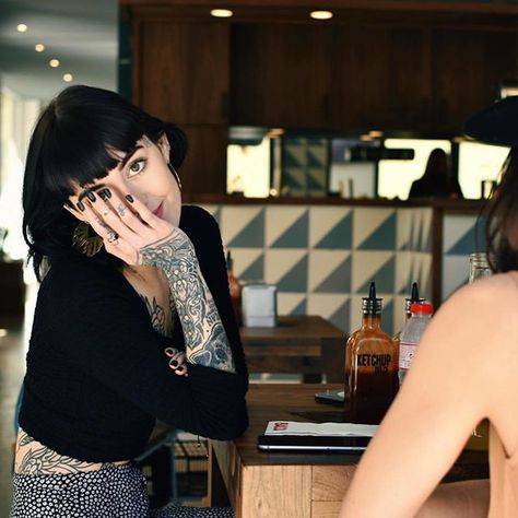 Hannah Pixie Sykes Hannah Snowdon Tattoo, Hannah Pixie Snowdon, Hannah Snowdon, Hannah Pixie, Front Bangs, Artists And Models, Pixie Styles, Dark Beauty, Inked Girls