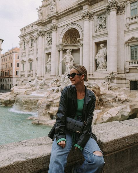 Signe Mengote Trevi Fountain Winter Outfit, Italy Posing Ideas, Italy Photography Aesthetic, Pictures In Rome Ideas, Pictures In Italy Ideas, Rome Outfits Ideas, Rome Italy Photography Ideas, Rome Italy Poses, Italy Photo Ideas Instagram