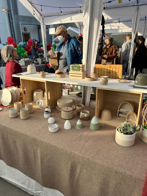 Pottery Sale Display, Pottery Show Display Ideas, Pottery Market Stall, Pottery Vendor Display, Pottery Craft Show Display, Candle Vendor Booth, Artisan Market Display, Pottery Display Booth, Market Table Set Up