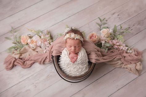 Newborn Photography Theme Ideas, Mauve Newborn Photography, Flower Newborn Photography, Newborn Photography Ideas Studio, Wildflower Newborn Photos, Pink Newborn Photography, Newborn Photoshoot Girly, Newborn Girl Photoshooting Outfits, Girl Newborn Photoshooting Ideas