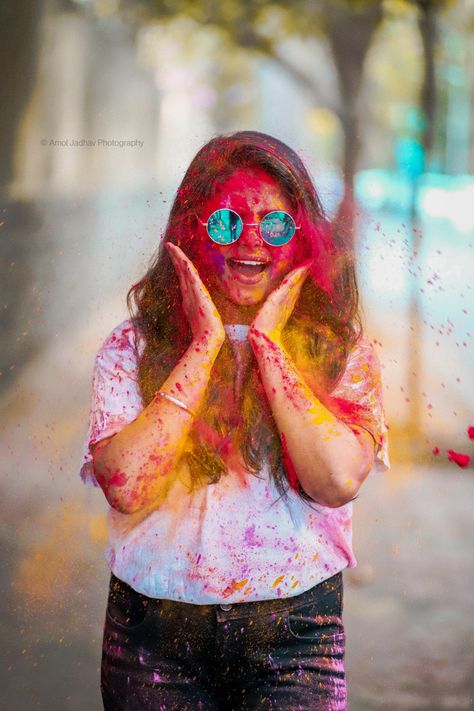 Holi Special Image, Holi Photoshoot Ideas, Holi Aesthetic, Holi Photoshoot, Rajasthani Photo, Pre Wedding Photoshoot Beach, Happy Holi Video, Holi Girls, Photoshoot Ideas At Home