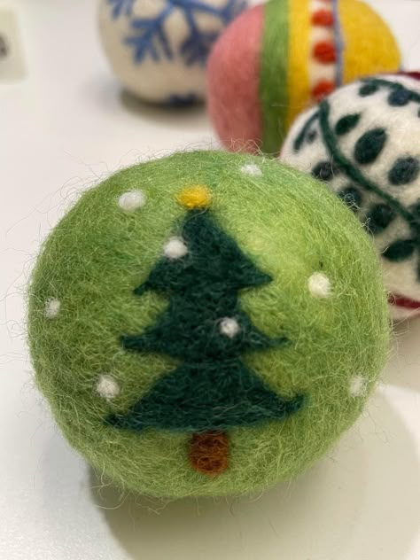 Felted Wool Christmas Tree Ornaments, Needle Felted Ball Ornaments, Needle Felted Christmas Ball Ornaments, Wool Felted Christmas Ornaments, Felt Ball Christmas Ornaments, Felted Ball Ornaments, Needle Felt Baubles, Christmas Felted Ornaments, Needle Felted Christmas Balls