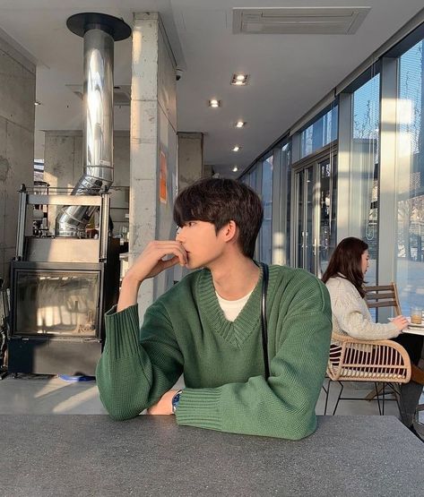 Cafe Poses, Love In Paris, Man Cafe, Cafe Pictures, Korean Cafe, Boyfriend Outfit, Best Poses For Photography, Instagram Men, Mens Casual Outfits Summer