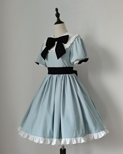 😊Elegant Lolita dress with Alice in Wonderland vibes. 👗Full set includes a dress, an apron, a sash and a black big bowknot. 👉Search 'TIMEW-016' on devilinspired.com #devilinspired #aliceinwonderland #elegantdress #eglcommunity #elegantoutfit #lolitacoord #lolitafasion Alice Clothes, Alice In Wonderland Outfit, Epic Clothes, Alice Dress, Alice In Wonderland Dress, Black Bows, Alice Blue, Gothic Skirts, Princess Dresses