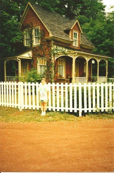 Blog of Green Gables: Visiting Avonlea Village: Part One Green Gables House, Farmhouse Stand, Road To Avonlea, Gable House, House Exteriors, Picture Windows, Fairytale Art, Anne Of Green, Prince Edward Island