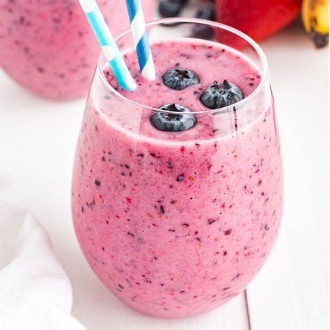 A recipe for a Blueberry Smoothie. An easy breakfast smoothie recipe made with blueberries, strawberries, bananas and yogurt! Strawberry Blueberry Smoothie, Easy Breakfast Smoothies, Blueberry Banana Smoothie, Blueberry Smoothie, Breakfast Smoothie Recipes, Spinach Smoothie, Blueberries Smoothie, Berry Smoothie, Banana Blueberry