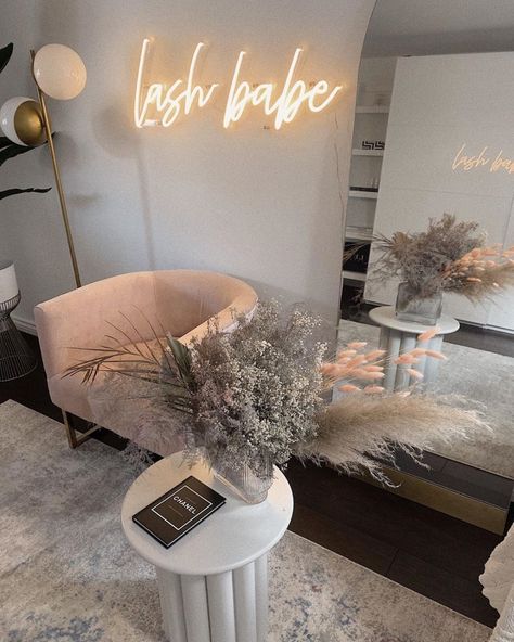 Lash Room Decor on Instagram: “We love texture because it makes you feel things…!⁠ ⁠ ☁️️ velvety soft⁠ ☁️️ feathery light⁠ ⁠ Feeling this soft & light lash room by…” Lash Room Ideas, Tech Room, Lash Room Decor, Beauty Room Salon, Esthetician Room Decor, Minimalist Dekor, Esthetics Room, Spa Room Decor, Salon Suites Decor