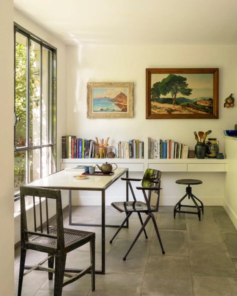 Une maison-atelier d'artiste bucolique sur les bords de Marne | AD Magazine Paris Atelier, Ad Magazine, Kitchens, Magazine, Paris, Interior Design, Bedroom, Home Decor, Design