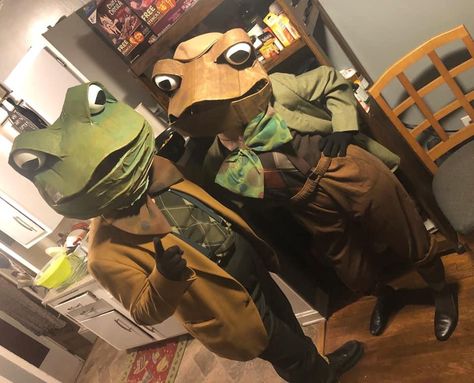 Frog And Toad Costume Diy, Toad And Frog, Toad Costume, Frog Costume, Clever Halloween Costumes, Cute Couple Halloween Costumes, Stylish Jumpsuit, Paper Mache Art, Halloween Costume Contest