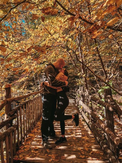 October Pictures Fall Couple, Cute Fall Date Ideas For Couples Pictures, Cute Couple Pics Autumn, Fall Relationship Pictures, Fall Time Couple Pictures, Cute Poses For Couples Photoshoot Fall, Fall Boyfriend Girlfriend Pictures, Fall Poses With Boyfriend, Fall Couples Photoshoot Flannel