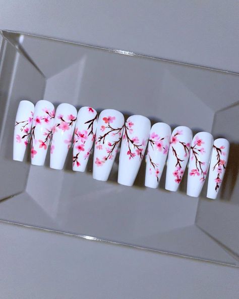 Solid White Nails, Cherry Blossom Nails Design, Nail Art Fleur, Blossom Nails, Cherry Blossom Nails, 2023 Pink, Nails Gold, Beginning Of Spring, Floral Nail