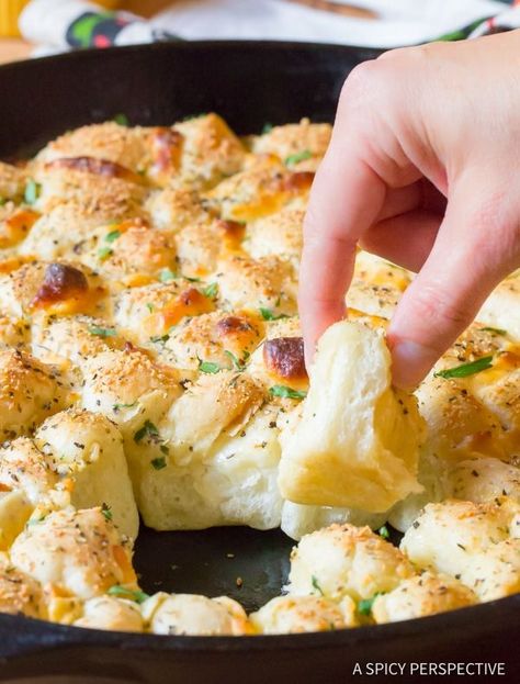 Simple 6-Ingredient Cheesy Garlic Pull Apart Bread made in a skillet - By A Spicy Perspective Cheesy Garlic Pull Apart Bread, Pull Apart Recipes, Garlic Pull Apart Bread, Pull Apart Garlic Bread, Cheesy Pull Apart Bread, Bread Pull Apart Recipes, A Spicy Perspective, Garlic Cheese Bread, Cheesy Garlic Bread